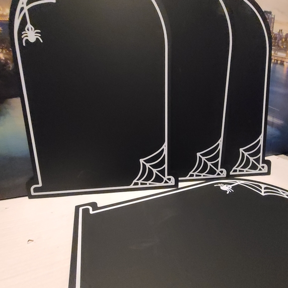 Hanging Chalkboards Tombstone - Picture 6 of 10